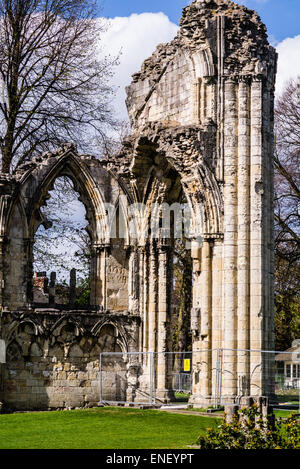 L'Abbaye de St Mary's Church, arche et colonne, Musée Jardins, York, UK Banque D'Images