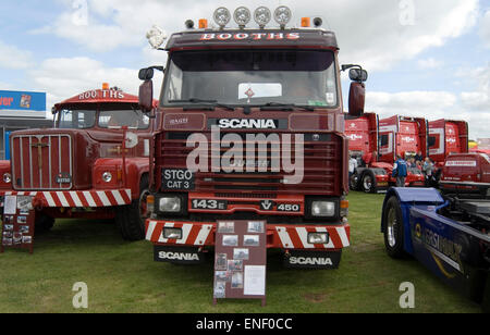 Peterborough, Royaume-Uni. 4 mai, 2015. Les visiteurs apprécient la Banque Maison de vacances soleil lundi à l'assemblée annuelle tenue au festival du chariot le nord de l'Angleterre Show Ground. Credit : Clifford Norton/Alamy Live News Banque D'Images