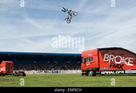 Peterborough, Royaume-Uni. 4 mai, 2015. Les visiteurs apprécient la Banque Maison de vacances soleil lundi à l'assemblée annuelle tenue au festival du chariot le nord de l'Angleterre Show Ground. Credit : Clifford Norton/Alamy Live News Banque D'Images