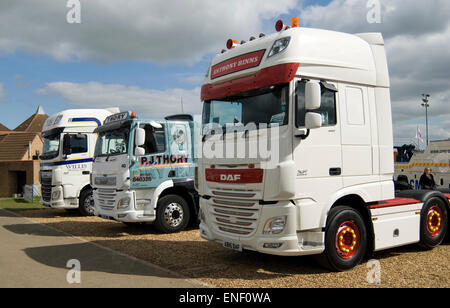 Peterborough, Royaume-Uni. 4 mai, 2015. Les visiteurs apprécient la Banque Maison de vacances soleil lundi à l'assemblée annuelle tenue au festival du chariot le nord de l'Angleterre Show Ground. Credit : Clifford Norton/Alamy Live News Banque D'Images
