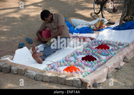 Un propriétaire de l'après-midi ayant une sieste au marché de la rue fort Cochin à Kochi, Kerala, Inde Banque D'Images