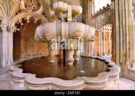 Le Portugal, Batalha : fontaine gothique dans le cloître du monastère Santa Maria da Vitoria Banque D'Images