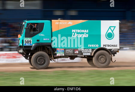 Peterborough, Royaume-Uni. 4 mai, 2015. Les visiteurs apprécient la Banque Maison de vacances soleil lundi à l'assemblée annuelle tenue au festival du chariot le nord de l'Angleterre Show Ground. Credit : Clifford Norton/Alamy Live News Banque D'Images