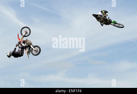 Peterborough, Royaume-Uni. 4 mai, 2015. Les visiteurs apprécient la Banque Maison de vacances soleil lundi à l'assemblée annuelle tenue au festival du chariot le nord de l'Angleterre Show Ground. Credit : Clifford Norton/Alamy Live News Banque D'Images