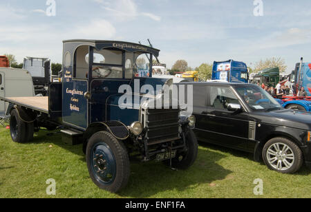 Peterborough, Royaume-Uni. 4 mai, 2015. Les visiteurs apprécient la Banque Maison de vacances soleil lundi à l'assemblée annuelle tenue au festival du chariot le nord de l'Angleterre Show Ground. Credit : Clifford Norton/Alamy Live News Banque D'Images