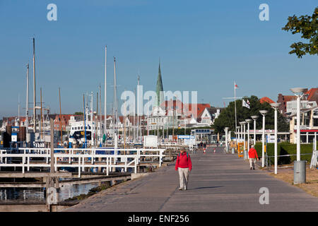 Les touristes sur la promenade à pied le long de la rivière Trave Augustenstraße 30 à Travemünde, ville hanséatique de Lübeck, Allemagne Banque D'Images