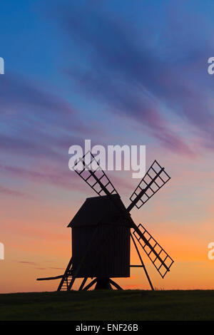 Moulin à vent traditionnel à Resmo découpé sur le coucher du soleil sur l'île d'Öland, Suède Banque D'Images