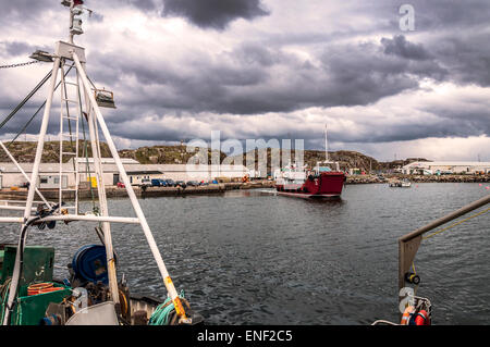 Burtonport, comté de Donegal, Irlande. 4 mai, 2015. L'Arranmore Island de voiles de Burtonport comme stormclouds rassembler sur la côte ouest de l'océan Atlantique. Crédit : Richard Wayman/Alamy Live News Banque D'Images