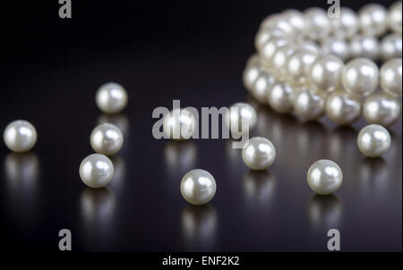 Collier de perles blanches sur fond noir Banque D'Images