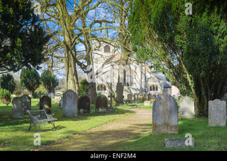 Une belle église du village de Surrey sur un matin de printemps ensoleillé Banque D'Images