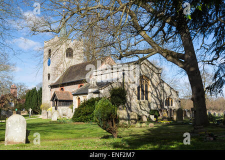 Une belle église du village de Surrey sur un matin de printemps ensoleillé Banque D'Images