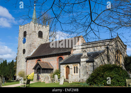 Une belle église du village de Surrey sur un matin de printemps ensoleillé Banque D'Images