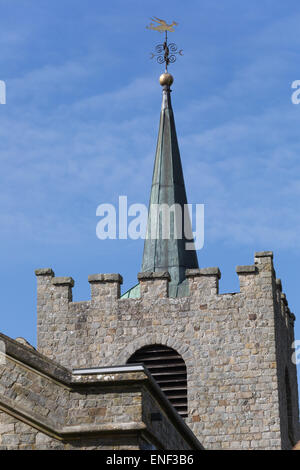 Anglais traditionnel tour de l'église, surmontée d'une flèche à revêtement métallique et girouette. Banque D'Images