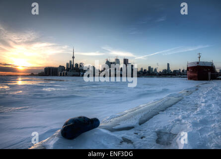 Toronto Ontario de Polson Pier en hiver au coucher du soleil Banque D'Images