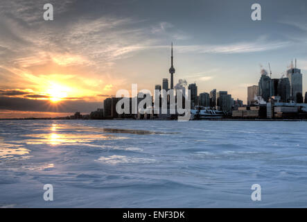 Toronto Ontario de Polson Pier en hiver au coucher du soleil Banque D'Images