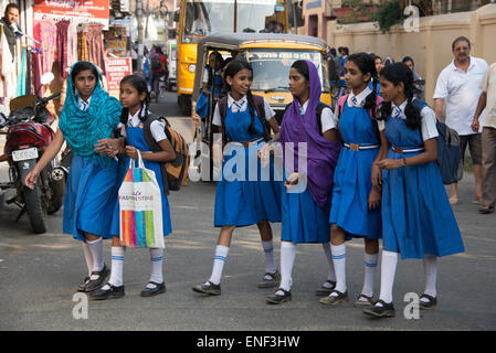 Un groupe de filles d'école marchant à la maison de l'école à fort Cochin, Cochin (Kochi), Kerala, Inde Banque D'Images