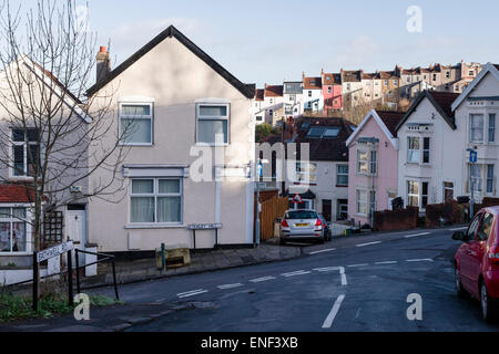 Rangées de maisons colorées sur des collines abruptes dans la zone Totterdown de Bristol, Royaume-Uni. Banque D'Images