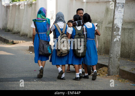 Un groupe de filles d'école marchant à la maison de l'école à fort Cochin, Cochin (Kochi), Kerala, Inde Banque D'Images