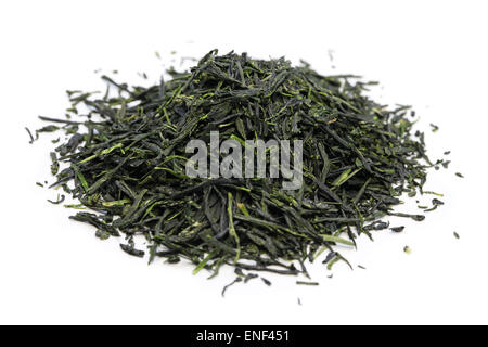 Heap de thé vert japonais isolé sur fond blanc Banque D'Images