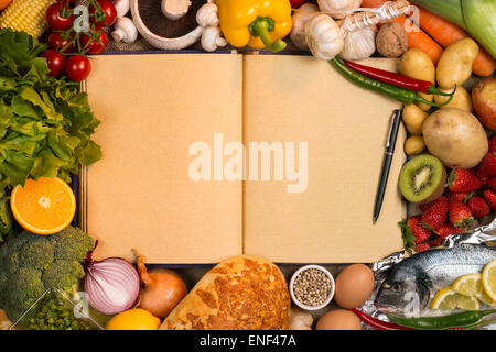 Aliments de base - de fruits, de poisson, de pain et de légumes avec les pages blanches d'un livre de recettes - l'espace pour le texte. Banque D'Images