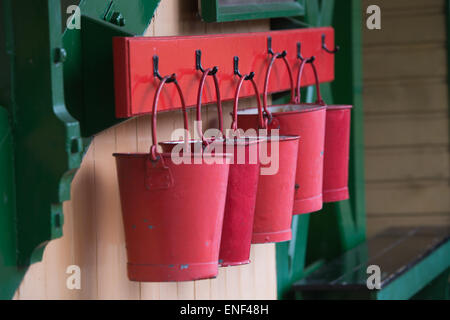 Seaux d'incendie hanging in a row Banque D'Images