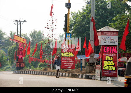 Bannières en bordure de route du CPIM ( Parti communiste de l'Inde ( Marxiste) lors d'une campagne électorale à Kochi, Kerala, Inde Banque D'Images