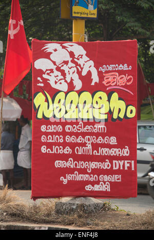 Bannières en bordure de route du CPIM ( Parti communiste de l'Inde (Marxiste) lors d'une campagne électorale à Ernakulam, Kerala, Inde Banque D'Images