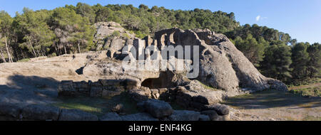 Bobastro, la province de Malaga, Andalousie, Espagne du sud. Ruines de la roche taillée église construite par Umar ibn Hafsun. Banque D'Images