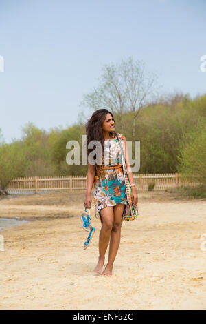 Jeune femme indienne ayant une promenade le long de la rivière Banque D'Images