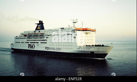 Nouvelles photos AJAX - Portsmouth, Angleterre. CROSS CHANNEL VOITURE ET PIÉTON P&O FERRIES PRIDE OF LE HAVRE ENTRANT DANS LE PORT. PHOTO:JONATHAN EASTLAND/AJAX REF:1542 03 Banque D'Images