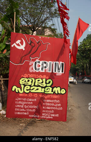 Bannières en bordure de route du CPIM ( Parti communiste de l'Inde ( Marxiste) lors d'une campagne électorale à Ernakulam, Kerala, Inde Banque D'Images