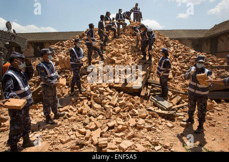 Patan, Népal. 4 mai, 2015. Des soldats népalais de moellons clairs les ruines d'un temple à Patan, Népal le 4 mai 2015. Le 25 avril 2015, le Népal a subi un tremblement de terre de magnitude 7,8 faisant plus de 7 000 personnes et blessant des milliers d'autres. © Taylor Weidman/ZUMA/Alamy Fil Live News Banque D'Images