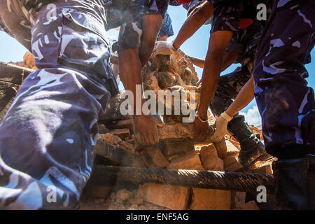 Patan, Népal. 4 mai, 2015. Des soldats népalais retirer une statue du dieu Narayan au sommet de Garud les décombres d'un temple à Patan, Népal le 4 mai 2015. Le 25 avril 2015, le Népal a subi un tremblement de terre de magnitude 7,8 faisant plus de 7 000 personnes et blessant des milliers d'autres. © Taylor Weidman/ZUMA/Alamy Fil Live News Banque D'Images