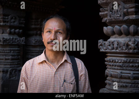 Patan, Népal. 4 mai, 2015. Nina Kumar Rajbanshi, qui est chargé de superviser les travaux de préservation à Lalitpur, contemple les dégâts pour les bâtiments historiques à Patan, Népal le 4 mai 2015. Le 25 avril 2015, le Népal a subi un tremblement de terre de magnitude 7,8 faisant plus de 7 000 personnes et blessant des milliers d'autres. © Taylor Weidman/ZUMA/Alamy Fil Live News Banque D'Images