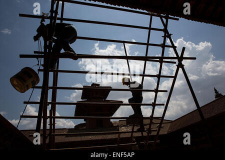 Patan, Népal. 4 mai, 2015. Les travailleurs népalais commencer les réparations sur le toit de la Musée de Patan Patan, Népal dans le 4 mai 2015. Le 25 avril 2015, le Népal a subi un tremblement de terre de magnitude 7,8 faisant plus de 7 000 personnes et blessant des milliers d'autres. © Taylor Weidman/ZUMA/Alamy Fil Live News Banque D'Images