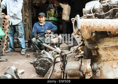 Atelier à Phnom Penh Cambodge réparation mécanique.moteur. Banque D'Images