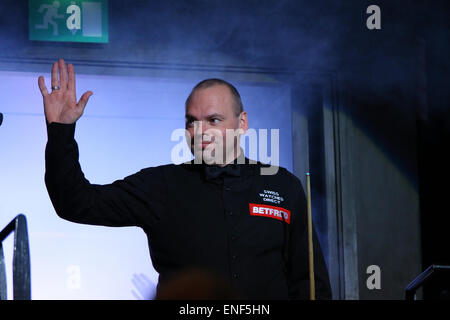 Sheffield, Royaume-Uni. 4 mai, 2015. La séance de clôture de la finale du Championnat du Monde avec Stuart Bingham balade dans le creuset © Michael Cullen/ZUMA/Alamy Fil Live News Banque D'Images