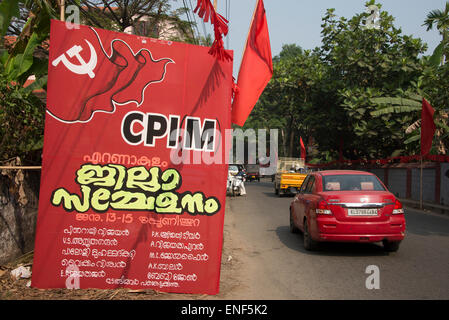 Bannières en bordure de route du CPIM ( Parti communiste de l'Inde ( Marxiste) lors d'une campagne électorale à Ernakulam, Kerala, Inde Banque D'Images