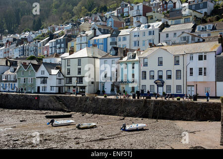 Rivière Dart à marée basse négligée par les propriétés sur la watefront à Dartmouth Devon UK Banque D'Images