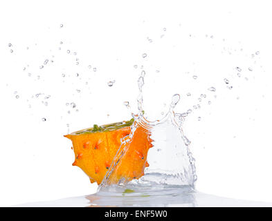 Fresh Fruit du dragon dans les éclaboussures d'eau isolé sur fond blanc Banque D'Images