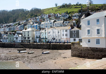 Rivière Dart à marée basse négligée par les propriétés sur la watefront à Dartmouth Devon UK Banque D'Images