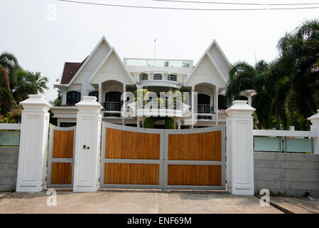 Une des nombreuses maisons de luxe construites avec un trajet clôturé dans le quartier résidentiel d'Emakkulam dans le Kerala Inde Banque D'Images