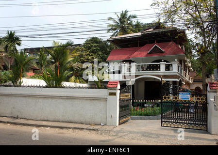 L'un des nombreux bateau construit des maisons avec une aire de stationnement dans la zone résidentielle de Emakkulam au Kerala, en Inde Banque D'Images