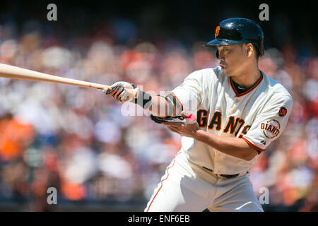 San Francisco, CA. 06Th Mai, 2015. Le voltigeur des Giants de San Francisco Nori Aoki (23) tente de se mettre à tourner de la façon d'un lancer au cours de la MLB baseball match entre les Los Angeles Angels of Anaheim et les Giants de San Francisco à AT&T Park à San Francisco CA. Les géants vaincus les anges 5-0. Damon Tarver/Cal Sport Media/Alamy Live News Banque D'Images