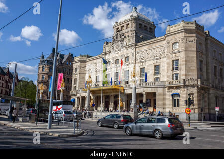 Le trafic à l'extérieur de Nybroplan Théâtre Dramatique Royal de Stockholm, Suède Banque D'Images