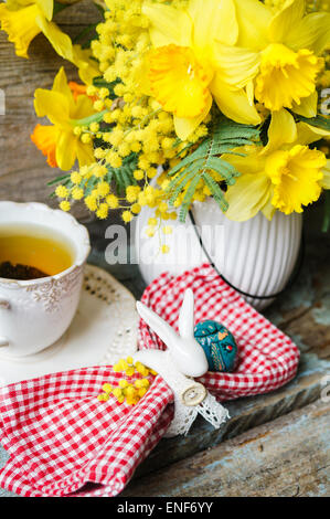 Temps de Pâques, fleurs de printemps, et d'oeufs de pâques lapin de Pâques Banque D'Images