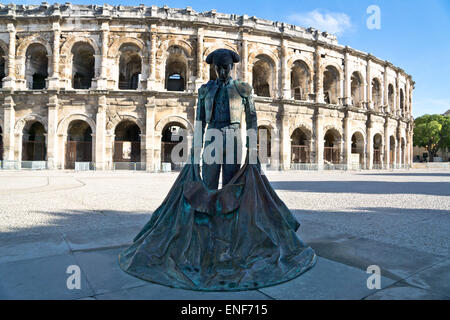 Les Arènes de Nîmes est un amphithéâtre romain situé dans la ville de Nîmes,avec la statue bull fighter Banque D'Images