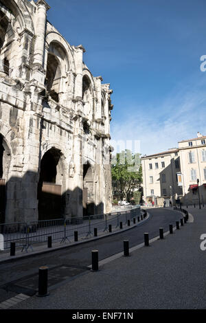 Les Arènes de Nîmes est un amphithéâtre romain situé dans la ville de Nîmes. Construit autour de l'an 70, il a été rénové en 1863 Banque D'Images