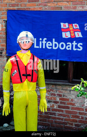 Farnsfield, Dorset, UK. 4 mai, 2015. Le village de Farnsfield a tenu son assemblée annuelle d'aujourd'hui festival d'épouvantails .Le bank holiday sunshine a attiré de nombreux visiteurs . Credit : IFIMAGE/Alamy Live News Banque D'Images