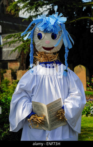 Farnsfield, Dorset, UK. 4 mai, 2015. Le village de Farnsfield a tenu son assemblée annuelle d'aujourd'hui festival d'épouvantails .Le bank holiday sunshine a attiré de nombreux visiteurs . Credit : IFIMAGE/Alamy Live News Banque D'Images